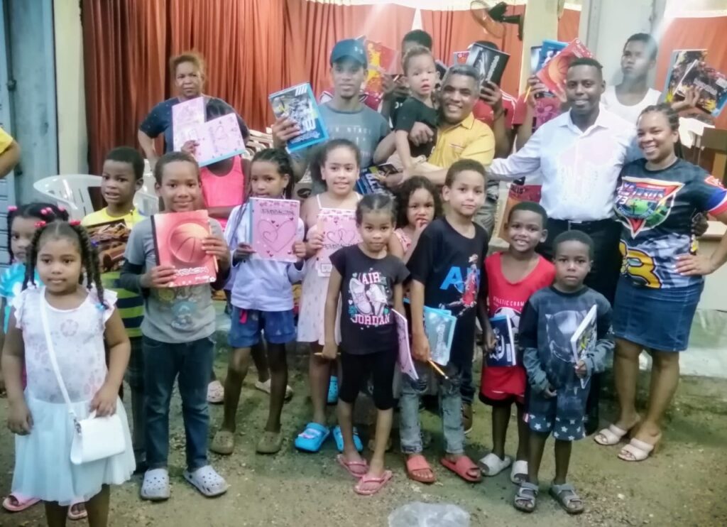 Vinicio Aquino lleva su plan de ayuda escolar al sector Mango Fresco