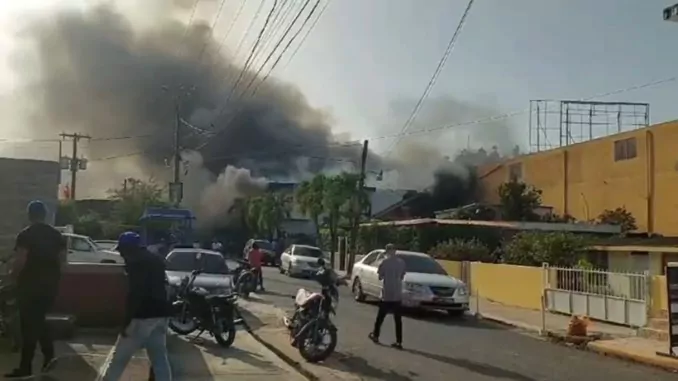 Dos jóvenes mueren calcinados durante incendio en una ferretería en Samaná