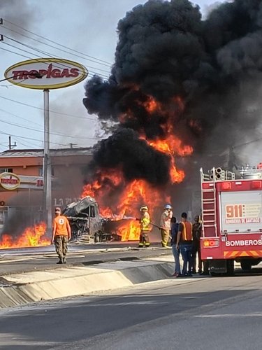 Explosión de camión tanquero incendia varios vehículos en el km 10 de autopista Duarte