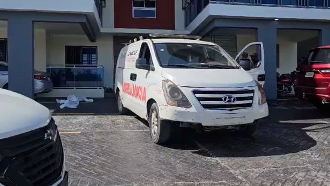 Mujer se lanza con hija en brazos de un cuarto piso