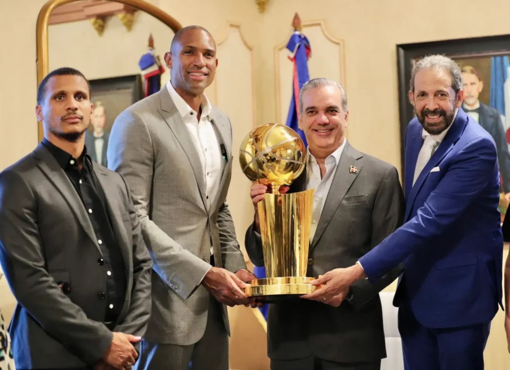 Abinader condecora a Al Horford con la Orden del Mérito de Duarte, Sánchez y Mella