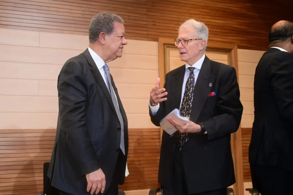 Leonel participa en conferencia sobre comunicación política dictada por Javier del Rey Morató