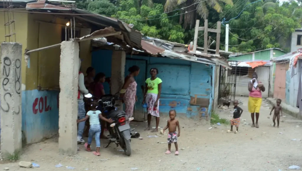 Los Casabes: pobreza extrema, falta de agua, insalubridad y polvo