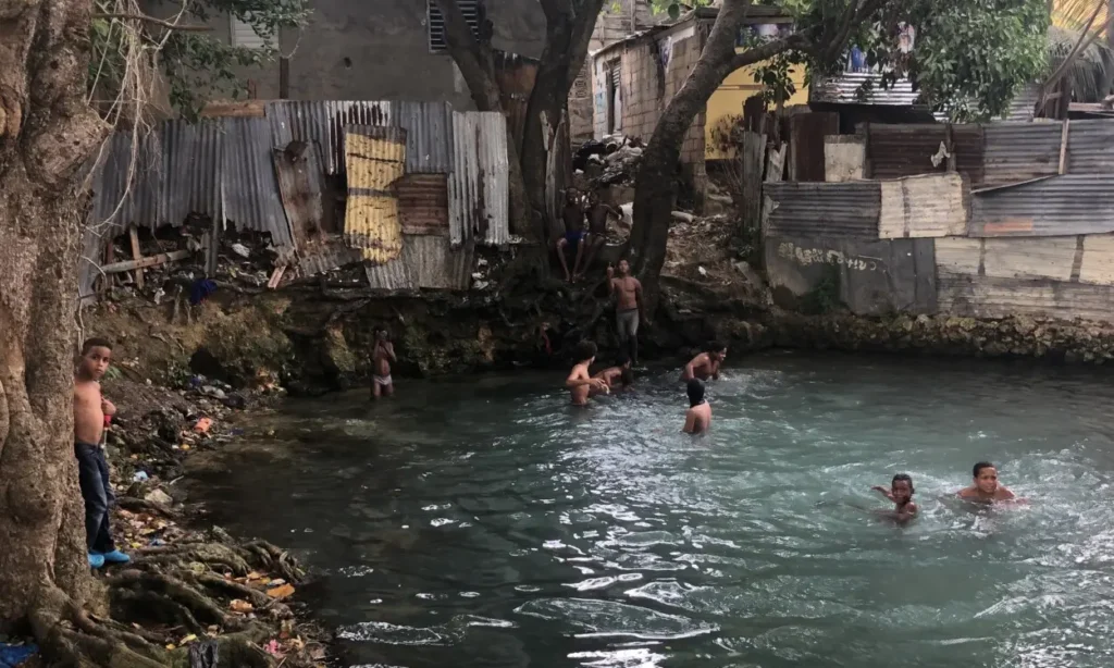 Las pozas de Gualey, un oasis contra el calor en medio de la pobreza