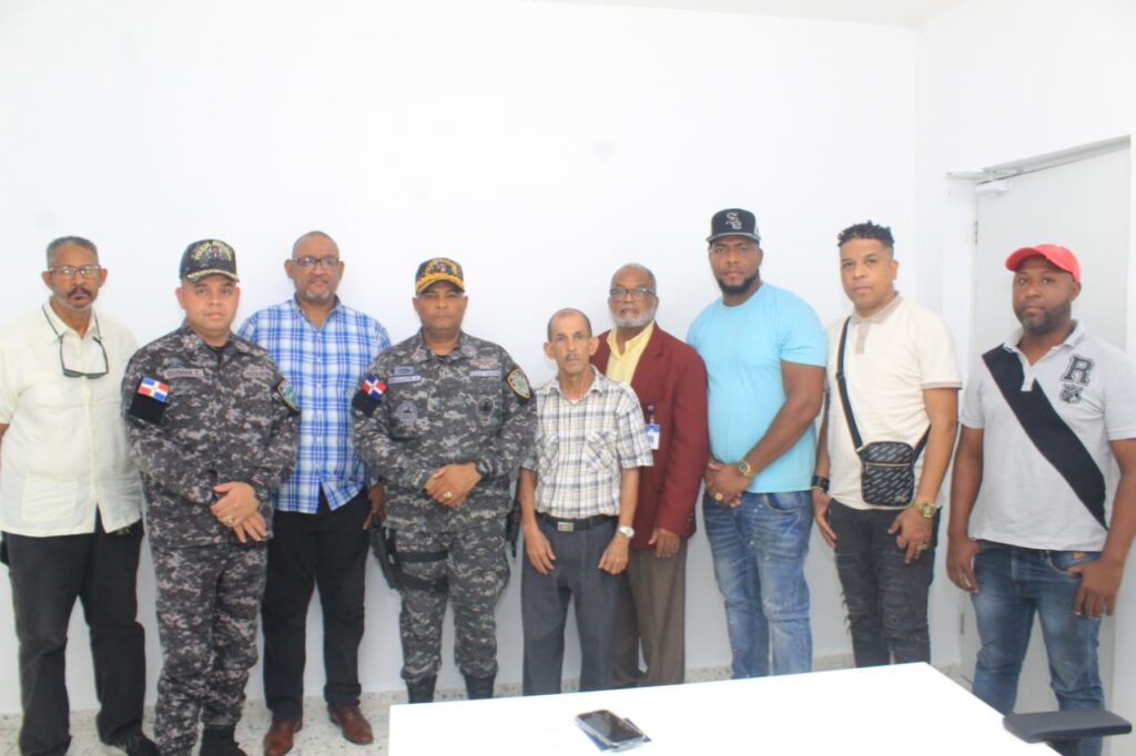Miembros del Patronato por la Seguridad Ciudadana SDO realizan visita de cortesía al general Eduardo Escalante