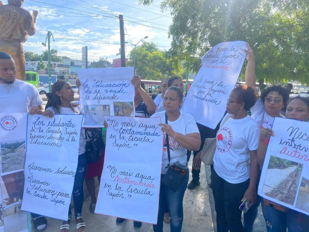 Maestros y padres realizan protesta por las precarias condiciones de la escuela República de Japón