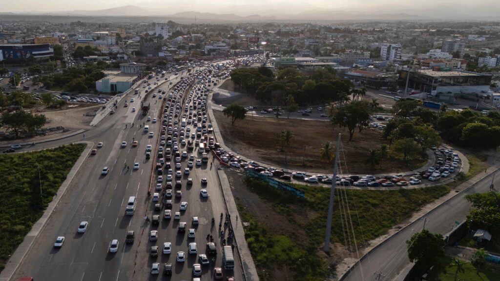 Transporte público complica tránsito en el Km 9 de la Duarte luego de apertura de 14 carriles