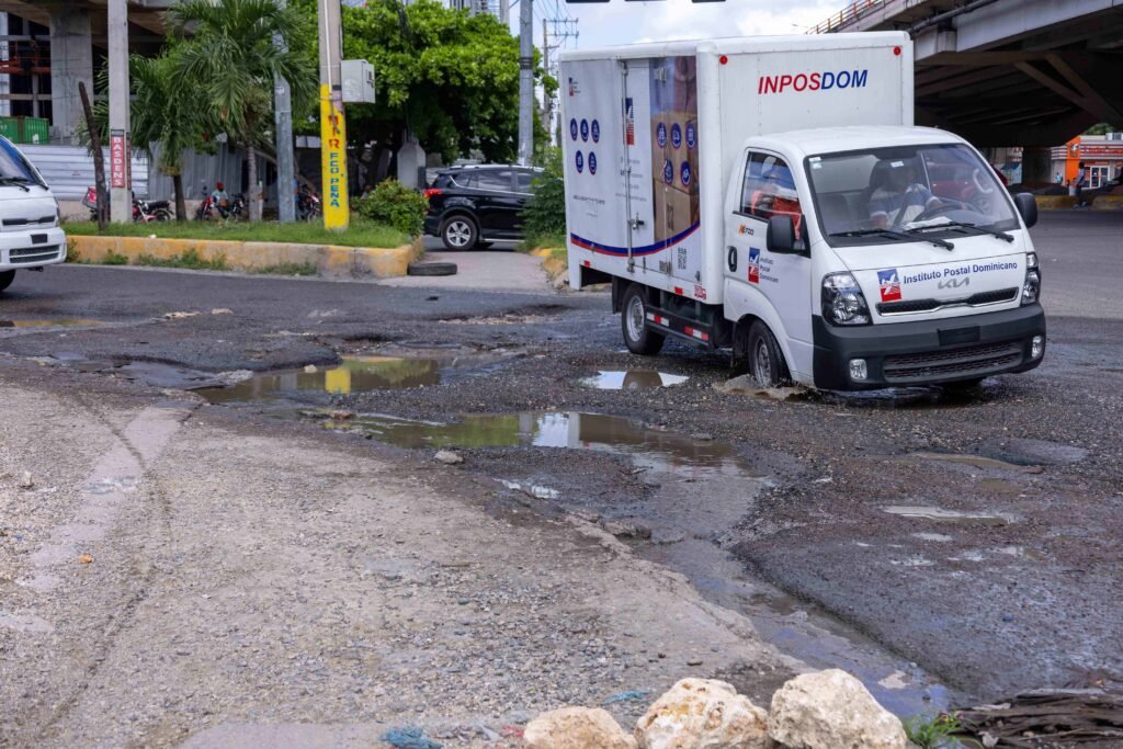 Aguas cloacales deterioran pavimento y generan caos en avenida Los Beisbolistas con autopista Duarte