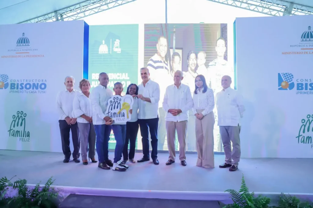 Abinader entrega 227 apartamentos en Sabana Perdida