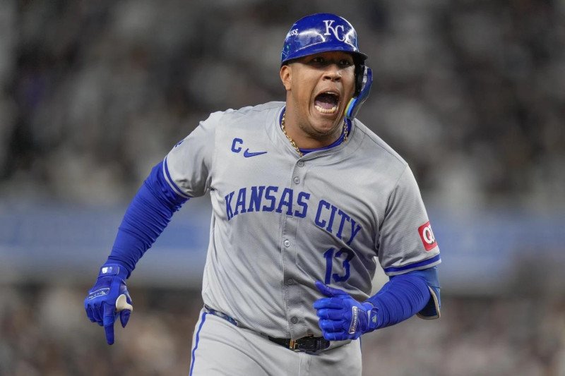 Salvador Pérez, con un HR, inicia rally ganador y Reales igualan serie a NYY