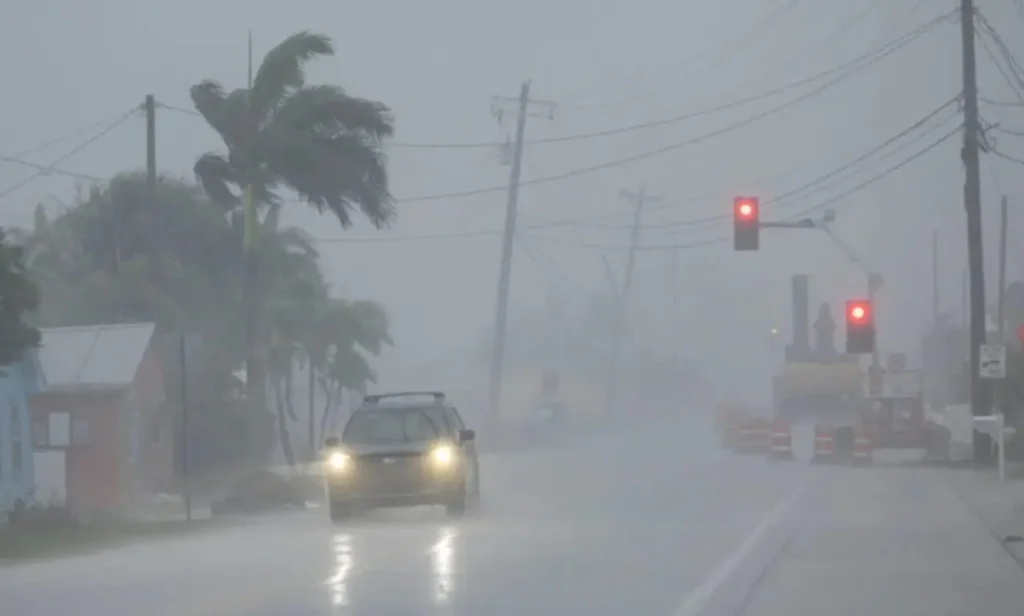 Huracán Milton, categoría 3, azota la costa oeste de Florida