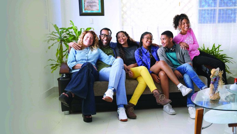 “La Familia Espejo”: la serie protagonizada por Johnnié Mercedes, su esposa y sus hijos sobre realidades familiares