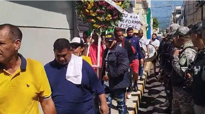 Protestan por los apagones en Baní y Moca