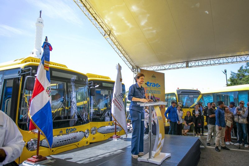 Gobierno entrega en Santiago 150 autobuses para el transporte escolar