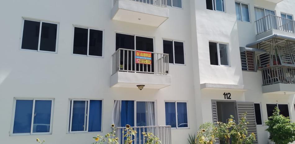 Beneficiarios venden y alquilan apartamentos del proyecto habitacional del gobierno, Mi Vivienda Hato del Yaque, en Santiago.