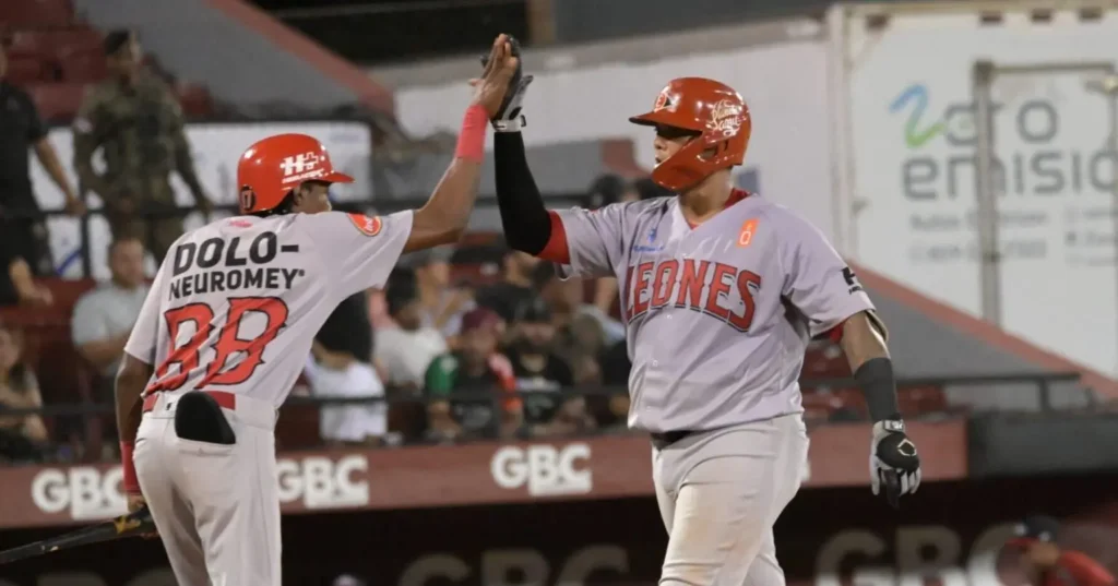 Tres extrabases extienden racha de los Leones; Licey se sacudió; Suspenden juego Estrellas vs. Águilas por lluvias en Santiago