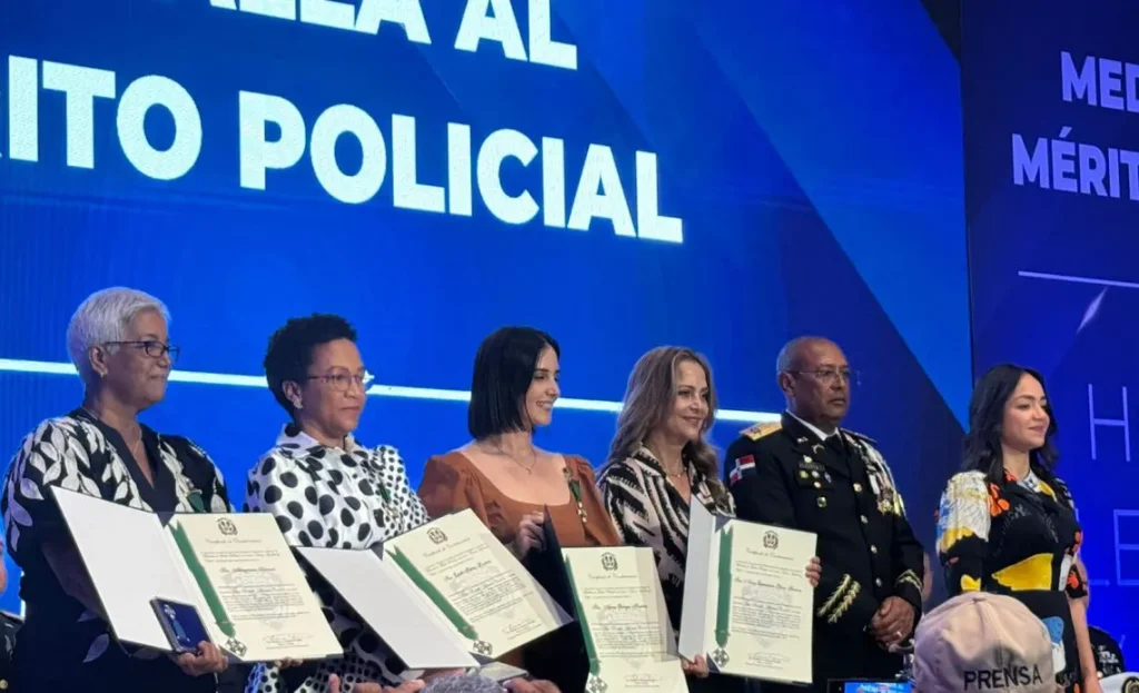 La Policía Nacional reconoce a destacadas personalidades con la medalla al mérito policial