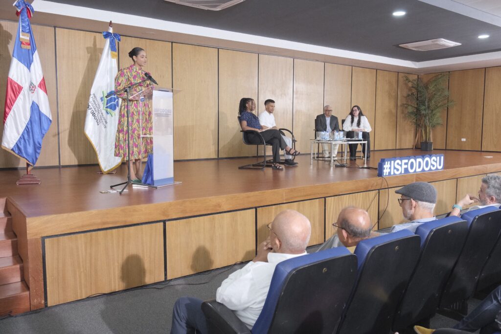 ISFODOSU celebra el 174 aniversario del natalicio de Salomé Ureña con ofrenda floral y un conversatorio