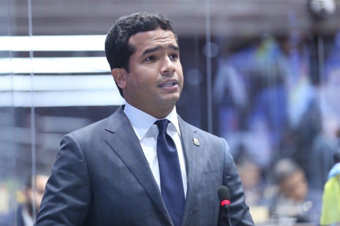 Omar Fernández cuestiona vivienda sea vista como un lujo en reforma fiscal