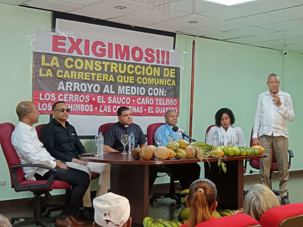 Merengueros, sacerdotes y organizaciones sociales reclaman incluir construcción de carretera de Nagua en presupuesto 2025