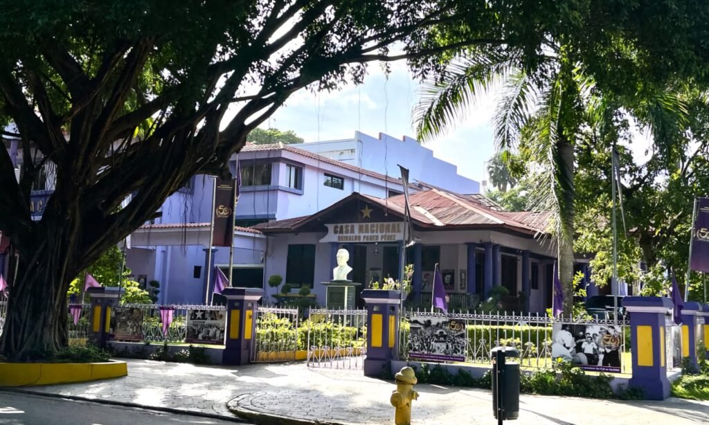 PLD expulsa estudiantes universitarios que negociaron con el PRM
