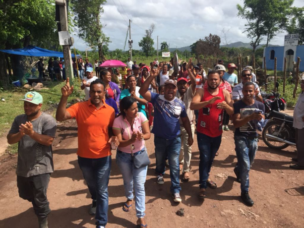 Exigen asfalto de carretera en comunidad de Bayaguana