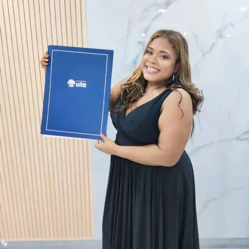 Periodista América Pérez se gradúa de Magister en Diplomacia y Derecho Internacional