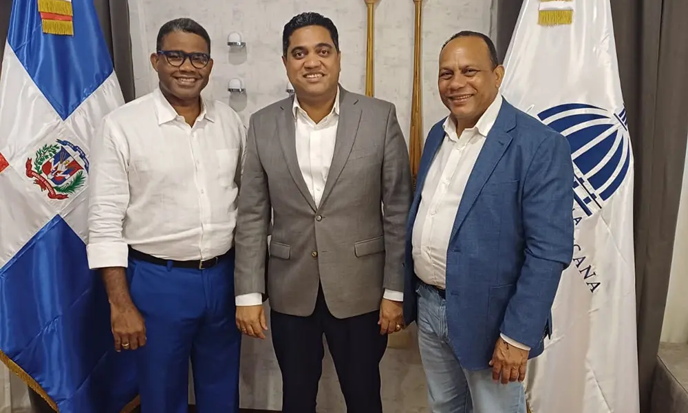 Kelvin Cruz recibe en su despacho a una comisión de Libasado