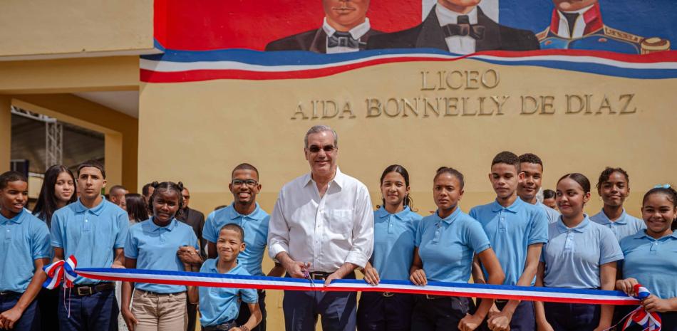 Inauguran nuevos liceos en Pantoja y Pedro Brand