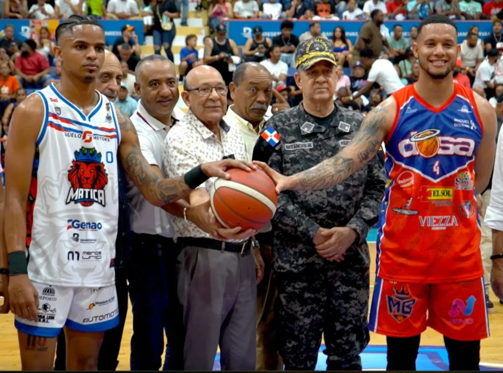 Director IDOPPRIL hace saque de honor XXX Torneo de Baloncesto Superior La Vega