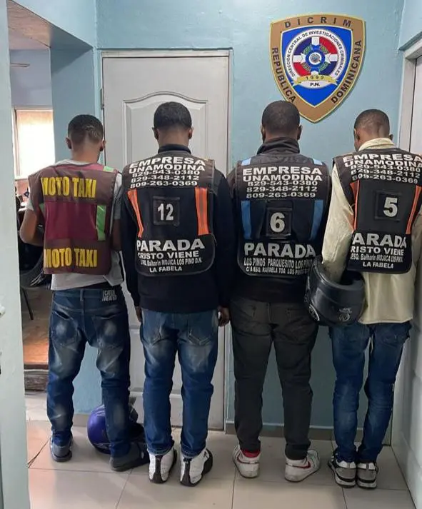 Apresan a cuatro motociclistas captados robando alimentos de camiones