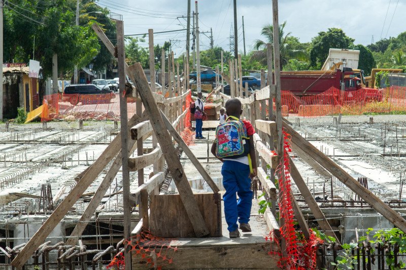 Construcción de un puente crea apuros de comunicación en sector de Los Alcarrizos