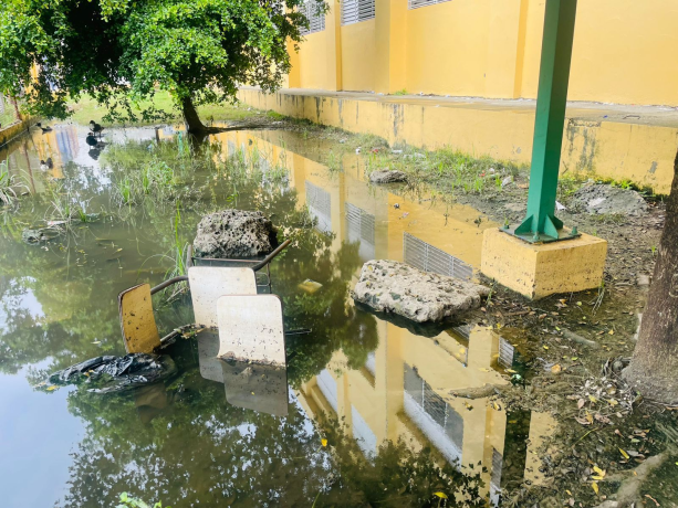 Maestros SDO exigen intervención urgente por filtración de aguas negras en escuela