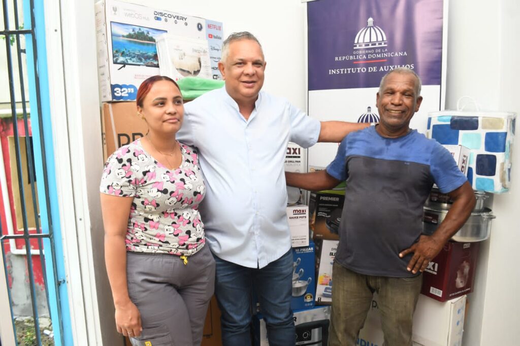 Félix Grullón entrega enseres del hogar a señora postrada en cama en Las Caobas