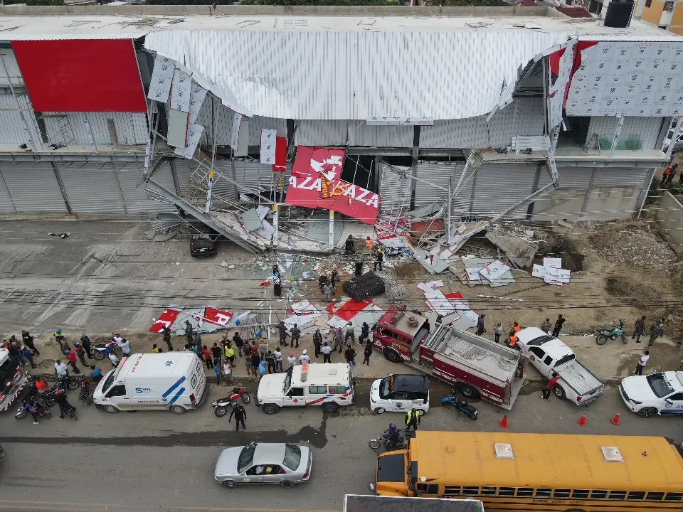 Se derrumba parte de una plaza comercial en Santiago