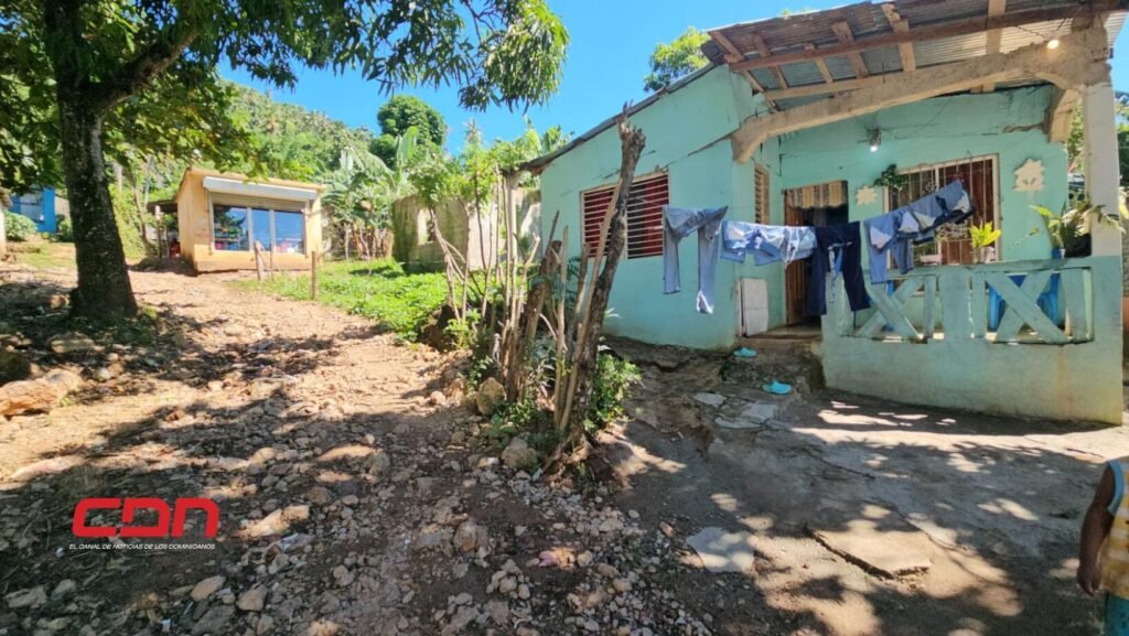 Residentes en comunidad de Samaná piden reparación de sus calles