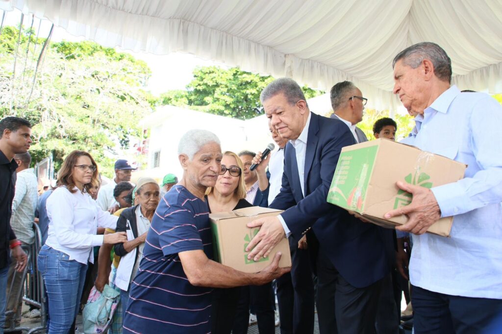 28 años de tradición: Leonel entrega cajas navideñas a personas de escasos recursos