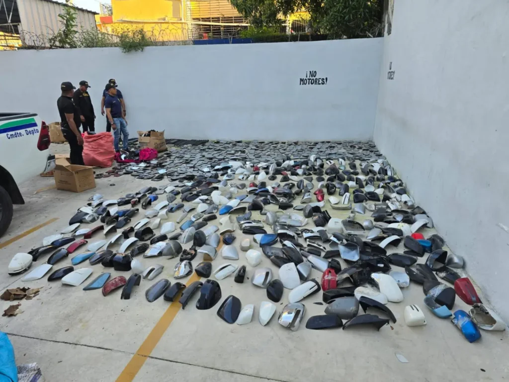 Autoridades desmantelan almacén de piezas de vehículos robadas en Villa María, DN