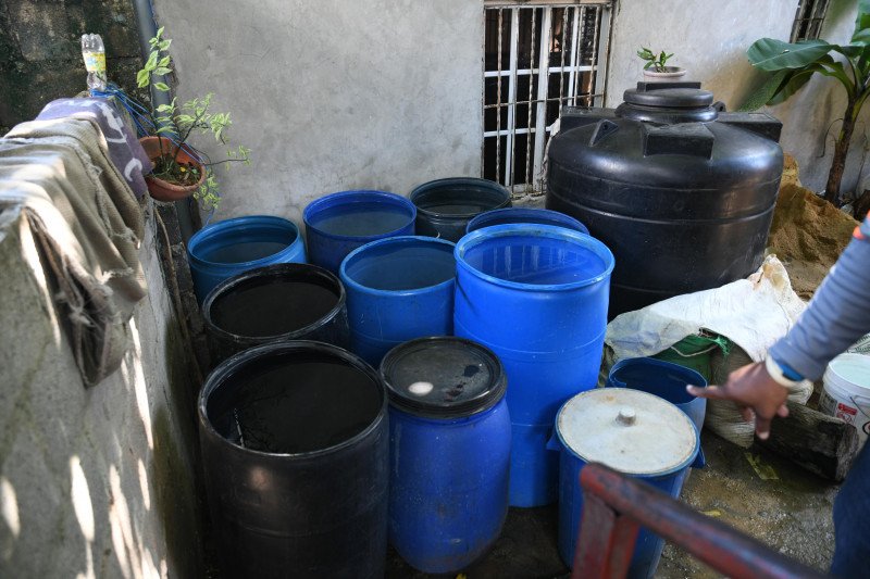 Vivir sin agua, el drama cotidiano de Los Gringos en Bajos de Haina