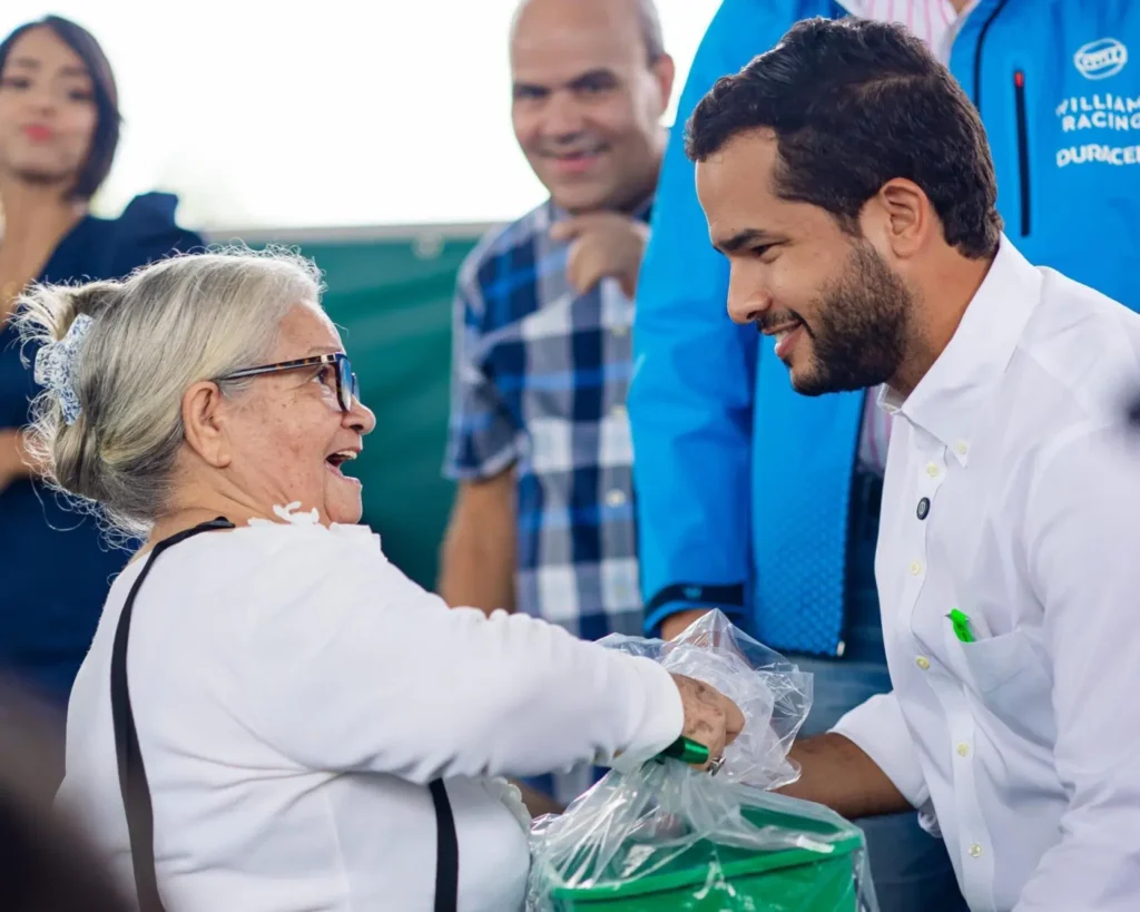 Omar Fernández entrega kits de alimentos para familias vulnerables