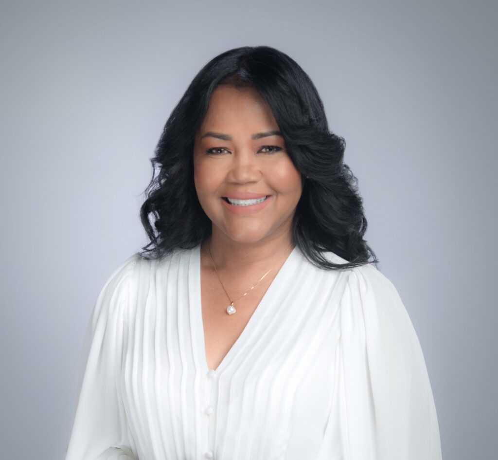 Scarlet Benzan Entrega Regalos Navideños a Comunicadores en Santo Domingo Oeste