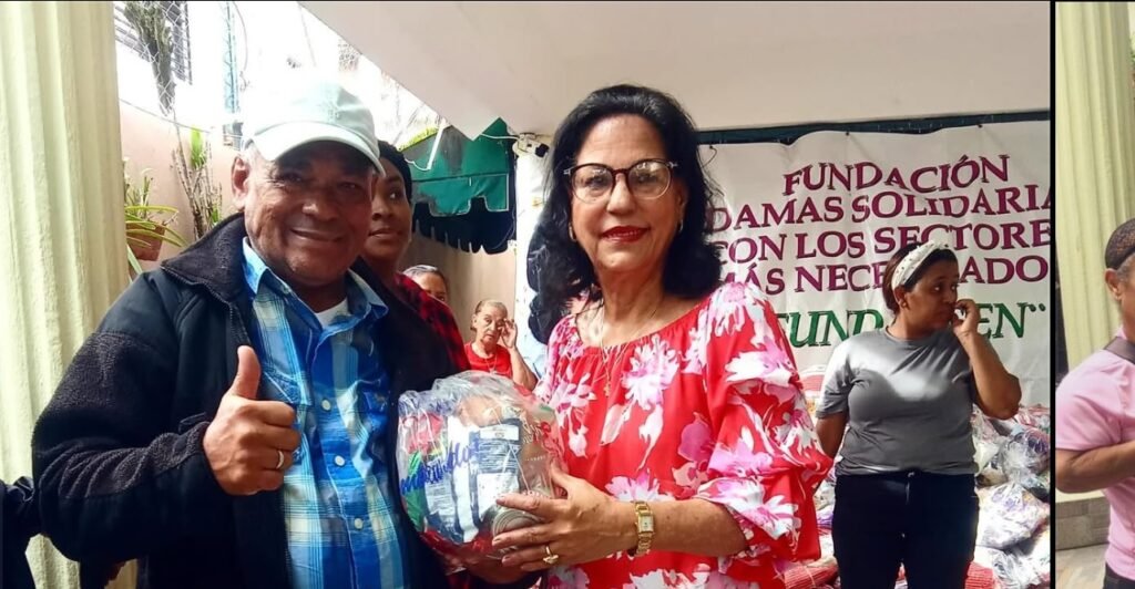 Esposa del alcalde Francisco Peña, realiza su tradicional entrega de alimentos para navidad