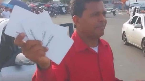 Policía detiene hombre denunciado por alegadamente vender bonos navideños