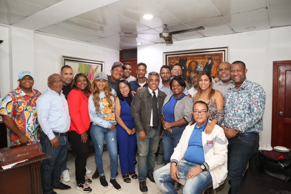 Vinicio Aquino realiza encuentro con la prensa municipal de SDO y eleva plegarias por un próspero año 2025