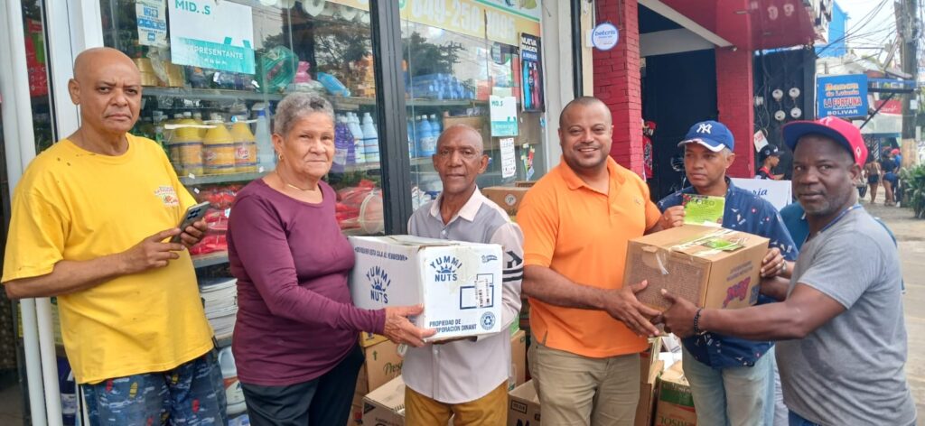 Felipe Félix (Kuki) lleva tradicional reparto «Navidad con Dignidad» a familia escasos recursos SDO