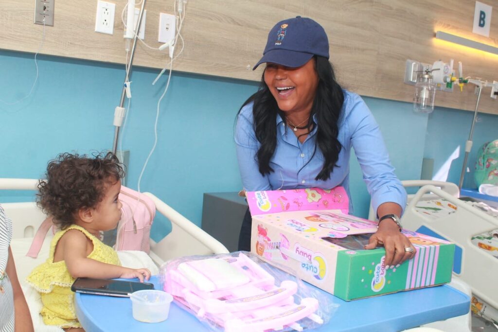 Scarlet Benzan Lleva Alegría a Niños en el Día de Reyes