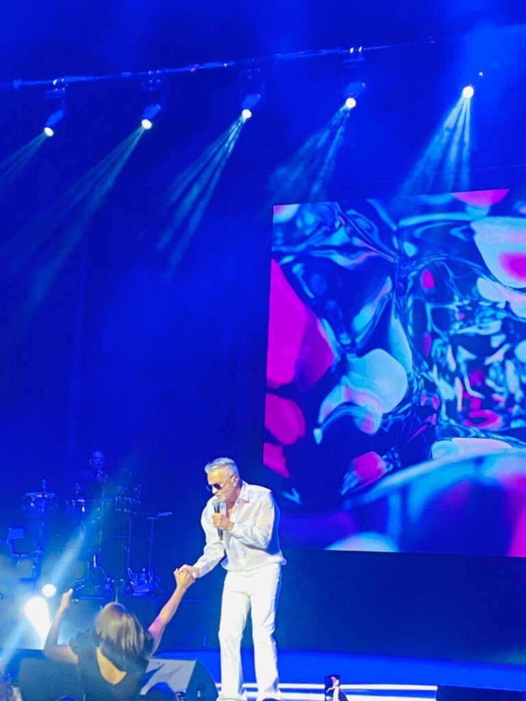 Wilkins hace un recorrido por la década de los 80 con su estilo y sus canciones