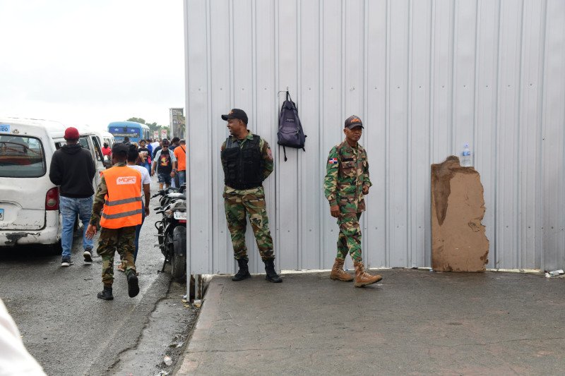 Militares vigilan kilómetro 9 para evitar buhoneros