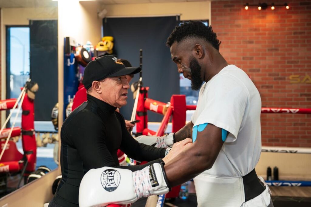 Carlos «Caballo Bronco» Adames defenderá su título mundial en una de las carteleras más grande en toda la historia del boxeo