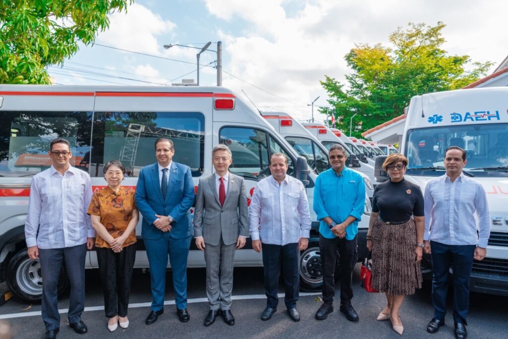 Minpre y la DAEH reciben 120 ambulancias donadas por China; Gobierno incorporará 200 más